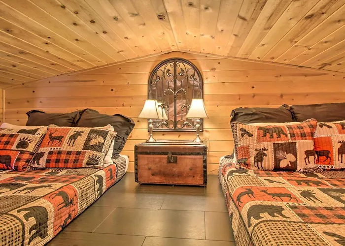 Fire Pit + Hot Tub: Lakeside On 2 Acres!